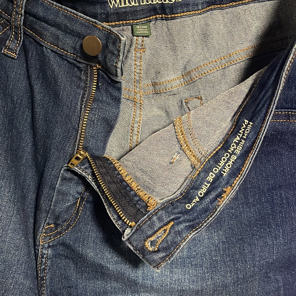 High Rise Stretch Jean Short short - Picture 3 of 4